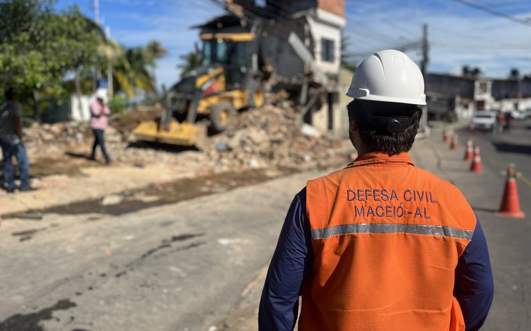 Após demolição de edificação, Ladeira do Bomfim é liberada pela Defesa Civil