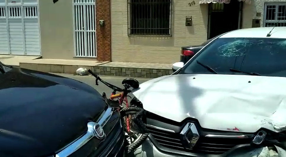 Motorista colide contra bicicleta e outro veículo após presenciar um assalto na Zona Norte de Aracaju / Foto: Foto: Reprodução/Redes Sociais