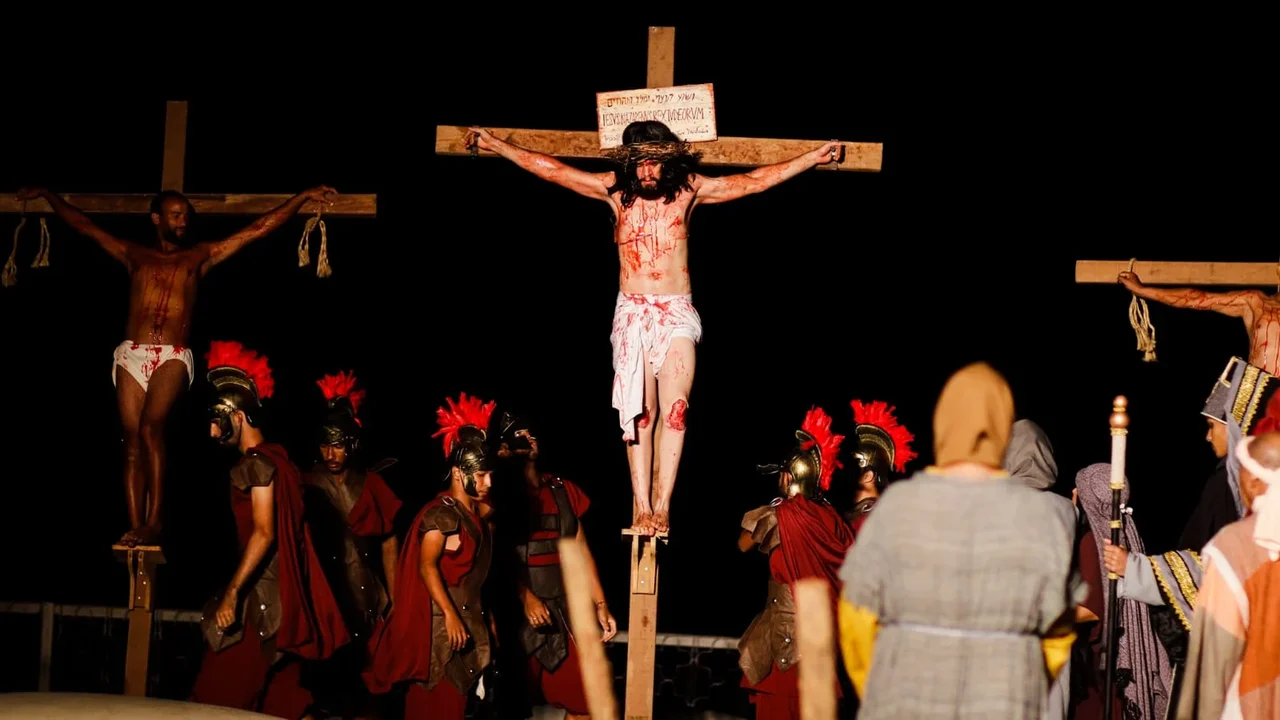 Primeiro dia do espetáculo “Rei dos Judeus: Jesus, paixão e ressurreição” reúne público aos pés do Cristo do Goiti
