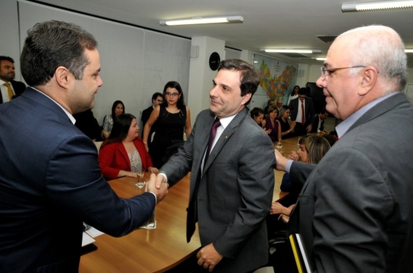 Renan Filho empossa Ricardo Melro para comando da Defensoria Pública