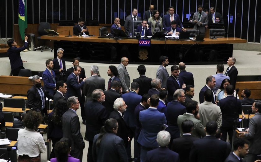 Câmara cassa mandato de 7 deputados após decisão do STF