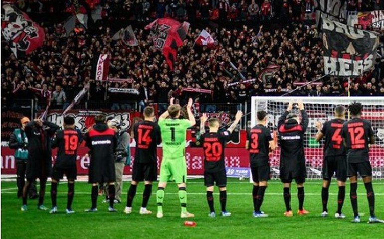 Bayer Leverkusen faz 3 a 0 Eintracht Frankfurt, volta a vencer e dispara na ponta do Alemão