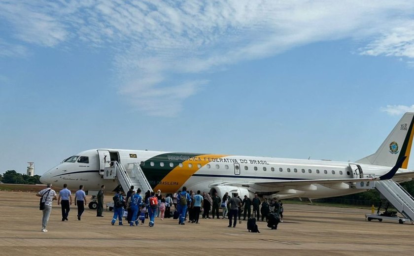 Avião com 26 repatriados da Faixa de Gaza chega em São Paulo