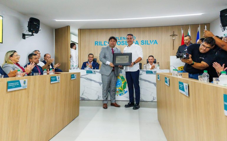 Paulo Dantas recebe comenda Costa dos Corais em Maragogi