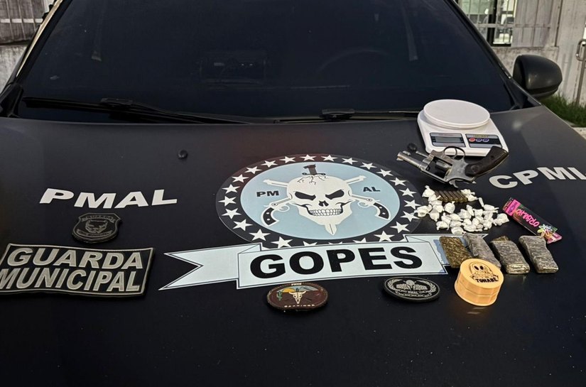 PM-AL apreende 32 armas de fogo e mais de 23 quilos de drogas