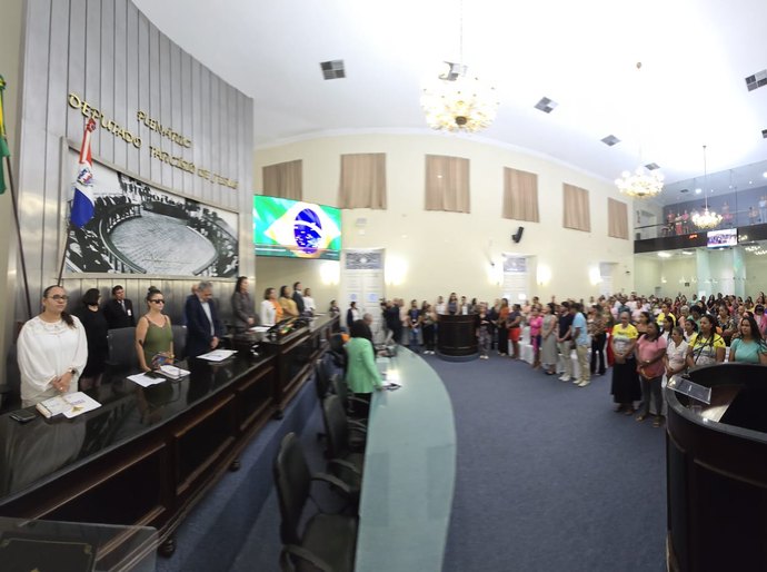 Ministra participa de sessão na Assembleia e discute políticas públicas para as marisqueiras
