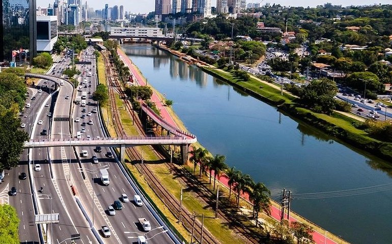 Acidente entre caminhão e carreta interdita trecho da Marginal do Tietê