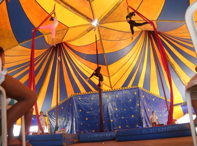 Alunos da Escola de Circo emocionam público em espetáculo especial
