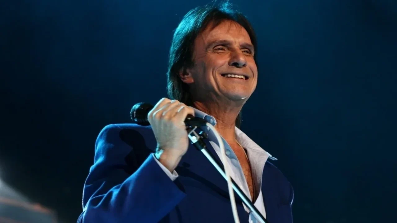 Cantor Roberto Carlos é submetido à cirurgia