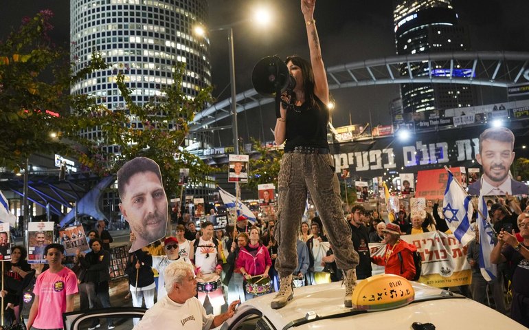 Israel tem protesto pelo fim da guerra e libertação de reféns em meio à retomada de ataques em Gaza