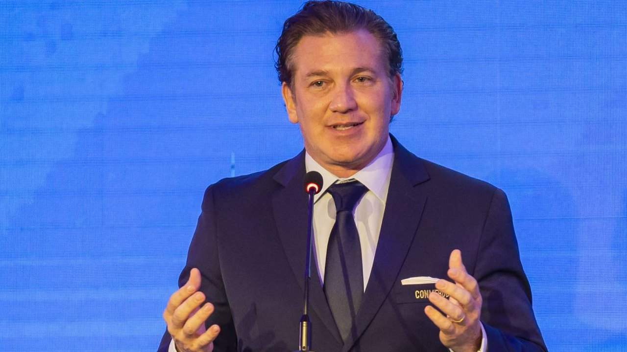 Presidente da Conmebol anuncia casas nas redes e seguidores brincam: 'Não tá fácil pra ninguém'