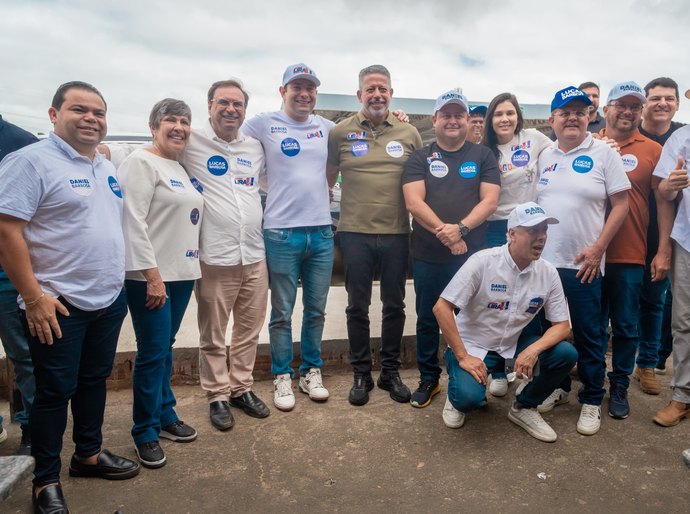 Forte para o Senado: com Luciano Barbosa, Daniel, Lucas e Célia Rocha, Arthur Lira reúne centenas em grande adesivaço em Arapiraca