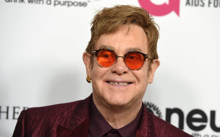 Com pneumonia e sem voz, Elton John interrompe show na Austrália