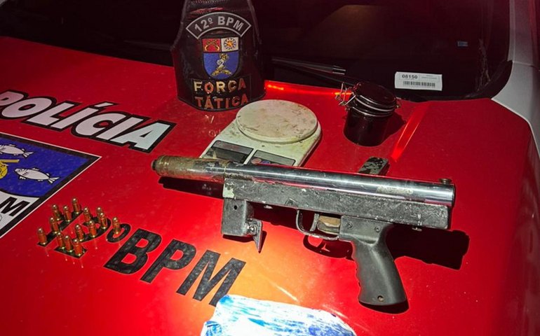 Polícia Militar apreende submetralhadora e prende suspeitos de tráfico em bairros da parte alta de Maceió