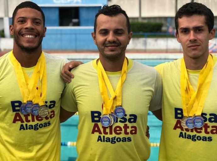 Quatro integrantes do Bolsa Atleta Alagoas conquistam 13 medalhas em triatlo e natação