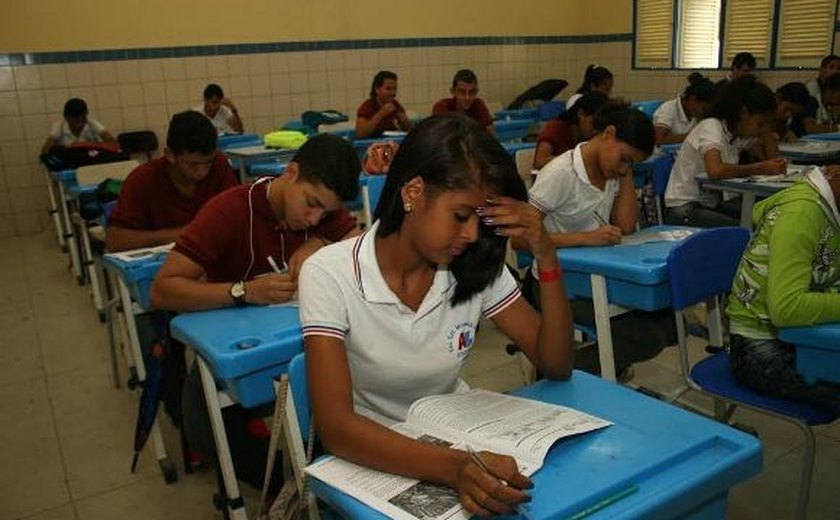 Alunos participam de aulão de questões corrigidas de simulado para o Enem