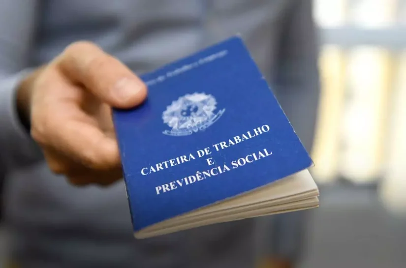 É PJ com rotina de CLT? Saiba quando pedir vínculo de trabalho na Justiça e garantir 13º, férias e FGTS