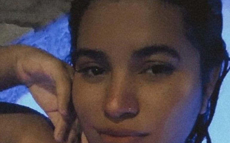 Cigana 'previu' que jovem teria poucos dias de vida antes de entregar bombom à vítima que morreu envenenada, diz tia