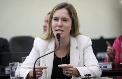 Cibele Moura destaca assinatura de decreto que zera impostos para absorventes íntimos