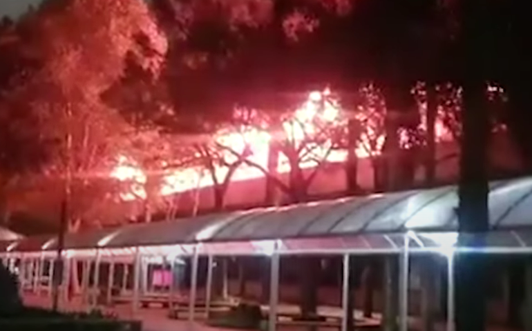 Incêndio de grandes proporções atinge teatro da PUC em Curitiba