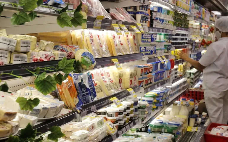 Preços do grupo Alimentação e Bebidas sobem pelo 8º mês seguido no IPCA-15