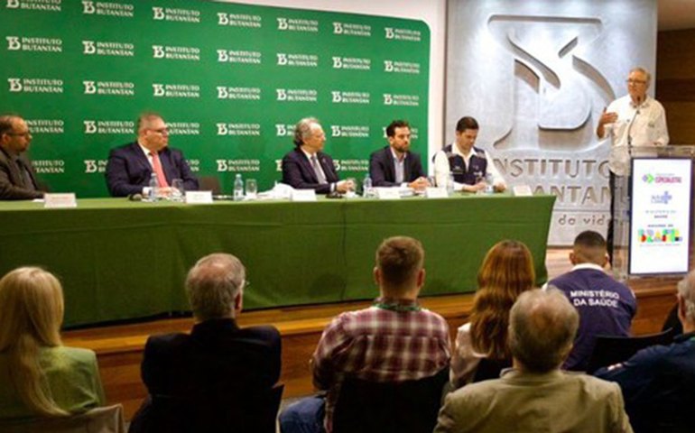 Ministro assina contrato para compra de vacina da dengue do Butantan