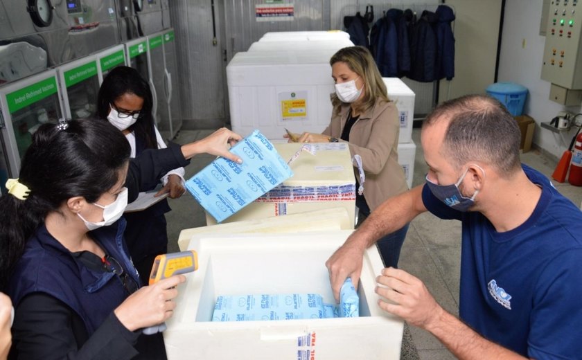 Alagoas recebe 100.950 doses de vacinas contra Covid-19