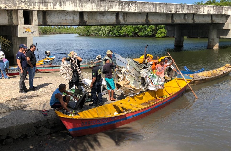 destroços são retirados do mangue