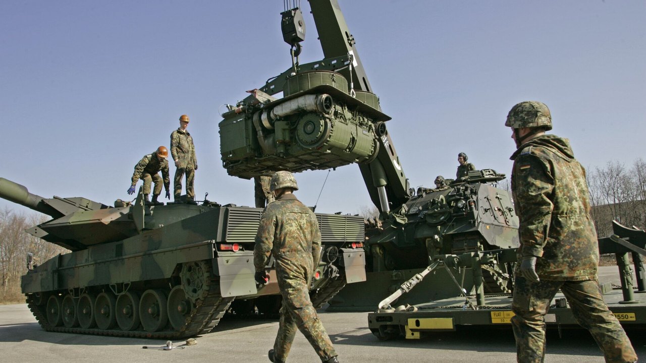 Jornal: Exército da Suíça usa tanques de papelão para exercícios devido à falta de blindados reais