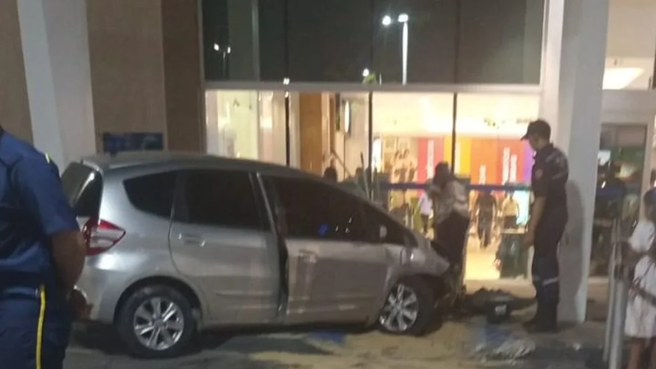 Carro perde controle, invade shopping e provoca pânico na parte alta de Maceió