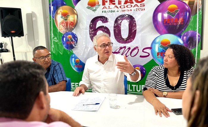 Renan Calheiros em café da manhã na Fetag/AL
