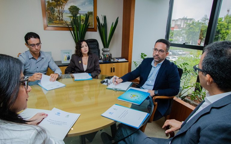 Governador discute instalação de Campus da Uncisal no Sertão e implantação do Mais Médicos Alagoas