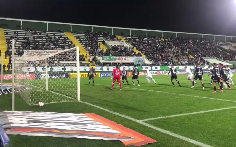 Chapecoense vence a Ponte Preta na estreia de Dal Pozzo e respira na Série B