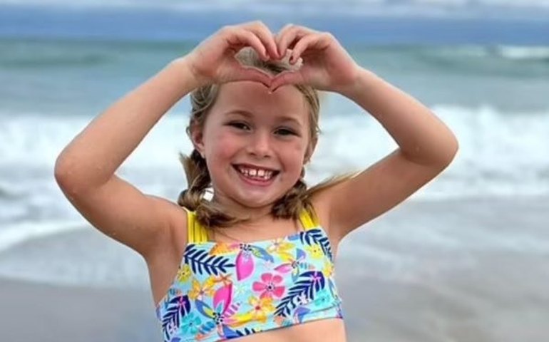 Menina que morreu em praia nos Estados Unidos ficou soterrada por 20 minutos sem oxigênio