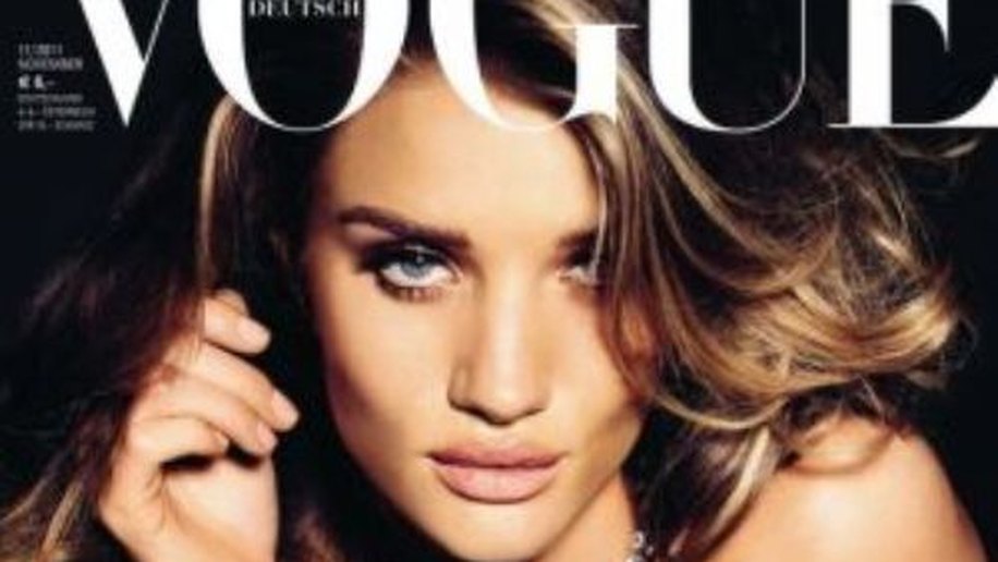 Rosie Huntington-Whiteley posa sem roupa para editorial