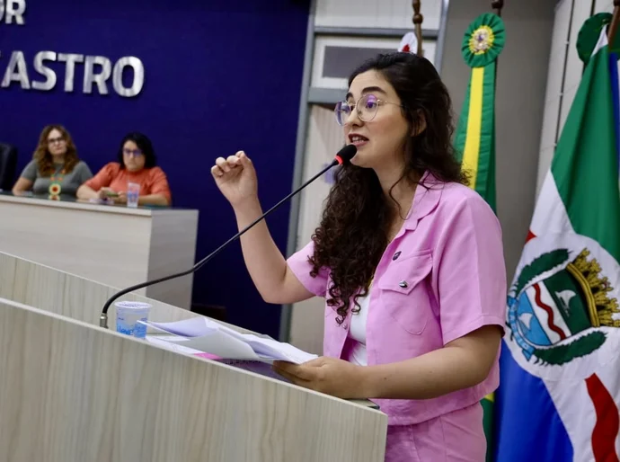 Teca Nelma vota contra novo pedido de empréstimo da Prefeitura e cobra transparência sobre uso de recursos