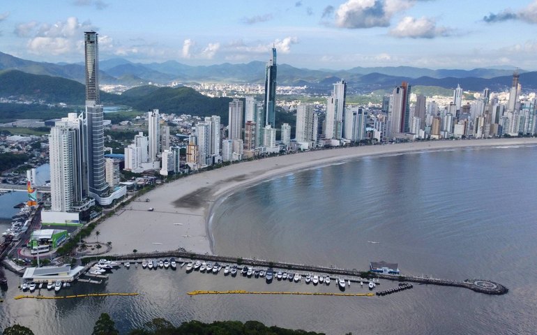 Santos, Balneário Camboriú e São Caetano do Sul são as cidades mais 'verticais' do país. Veja ranking