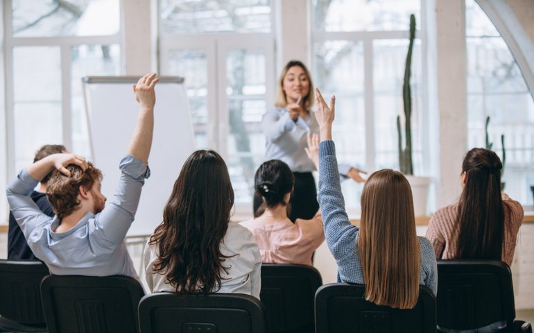 Qual a importância do treinamento, reciclagem e atualização dos funcionários?