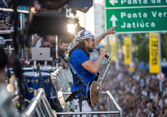 Verão Massayó agita e leva multidão à orla com show de Bell Marques e desfile da Beija-Flor