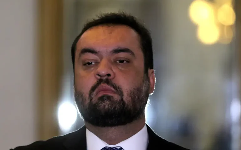 Castro desiste de candidatura ao Senado após ser alvo de ações da PF