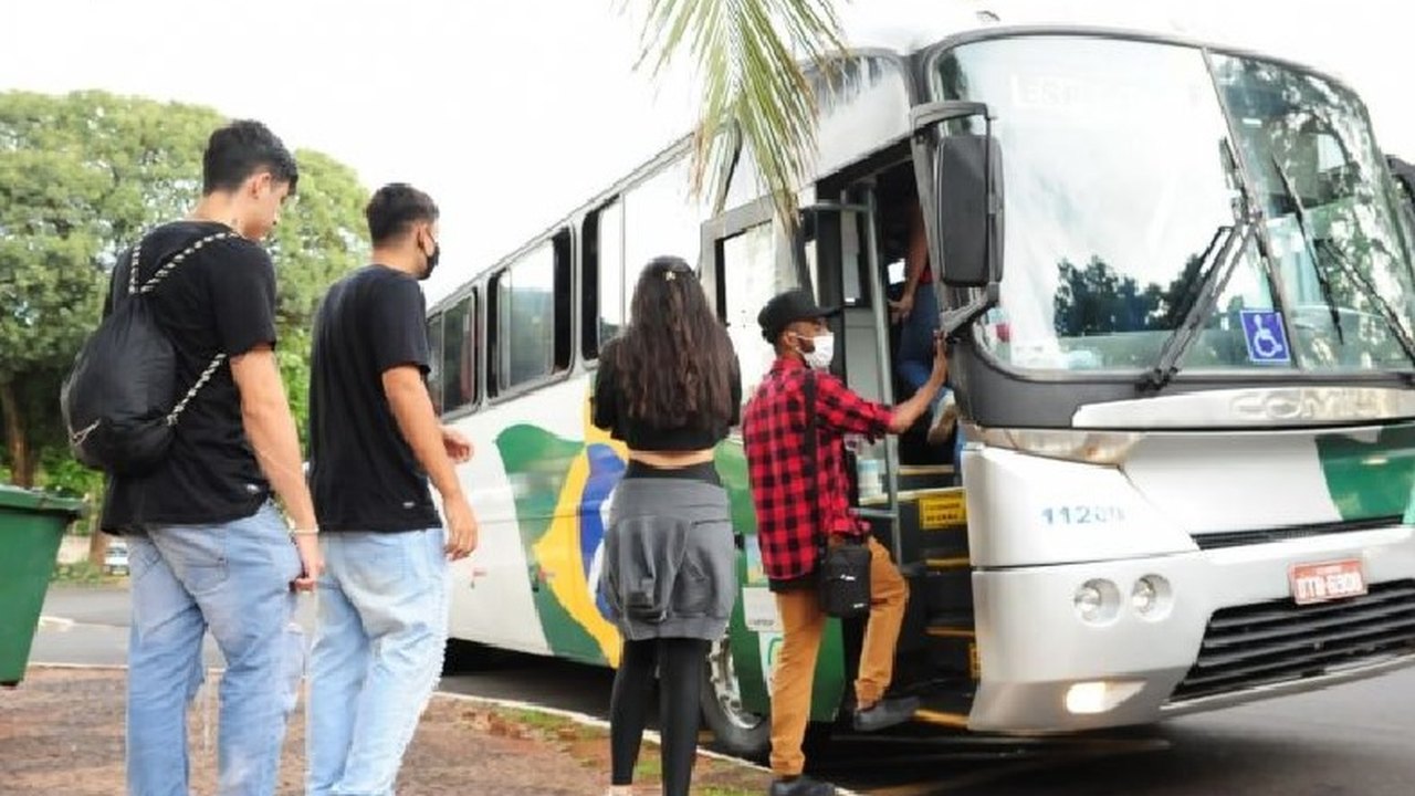 CE aprova transporte gratuito para universitários de baixa renda