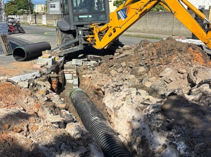 Infraestrutura substitui 10 metros de rede de tubulação rompida no Poço