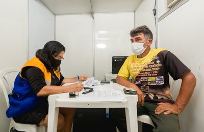 Assistência Social cadastra feirantes do Benedito Bentes para receberem benefício assistencial