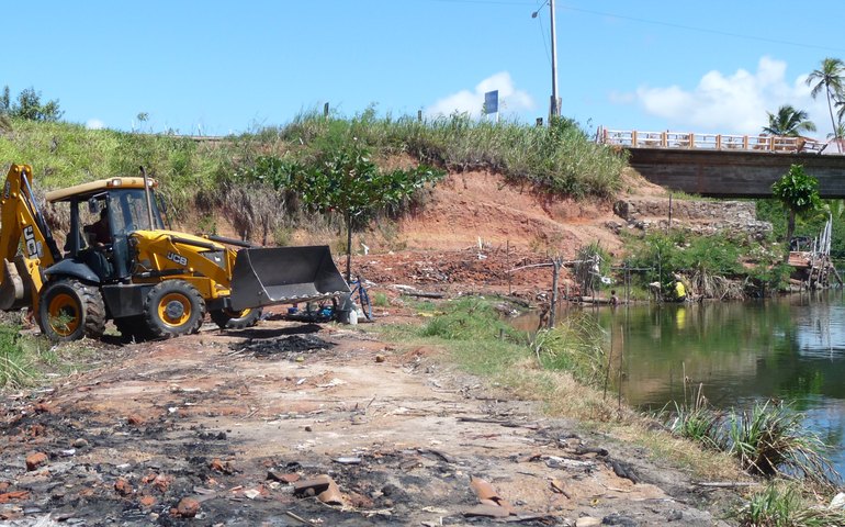 Prefeitura inicia recuperação de área desocupada por famílias às margens do Rio Jequiá