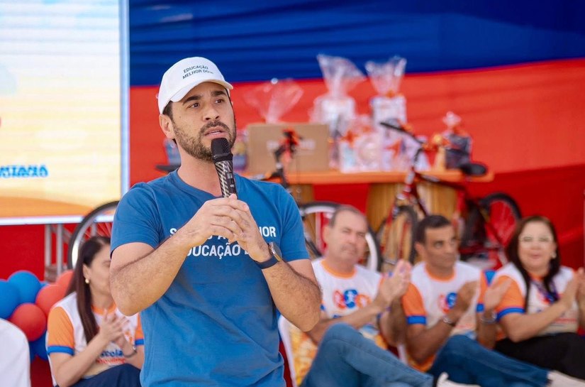 Prefeito de Santana do Mundaú realiza lançamento dos fardamentos e kits escolares e assina Ordem de Serviço para reforma de escola