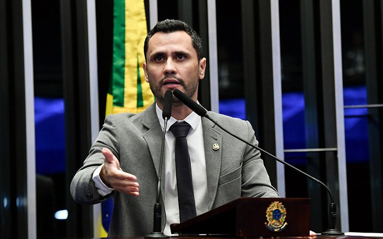 Cleitinho questiona licitação do STF para compra de água mineral