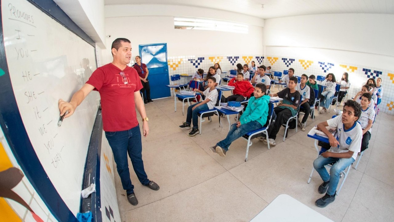 Paulo Dantas encaminha mensagem à ALE para concessão de R$ 51 milhões em bonificação aos servidores da educação