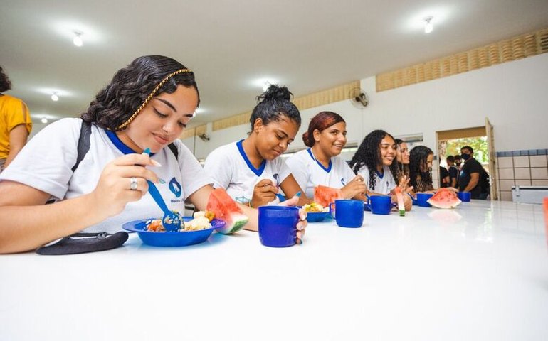 Enquanto governo federal esvazia merenda escolar, Alagoas coloca recursos próprios e tem o maior valor do país