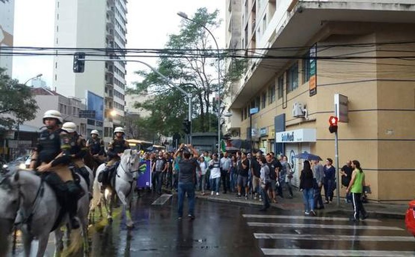 Casal com ovos é expulso por militantes petistas de ato em Curitiba