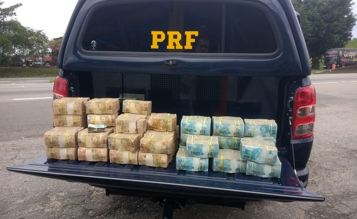 PRF encontra R$ 2,5 milhões dentro de picape na rodovia Régis Bittencourt, SP